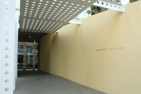 明るい陽射しを差し込み高級感溢れるエントランス。 明るい陽射しを差し込み高級感溢れるエントランス。