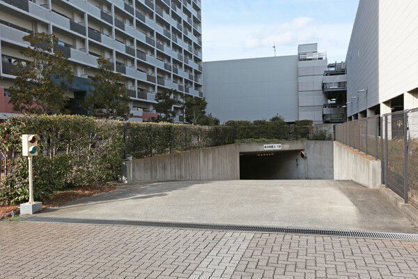 チェーン式オートゲートを設置した519台収容の駐車場を地下に設置。 チェーン式オートゲートを設置した519台収容の駐車場を地下に設置。