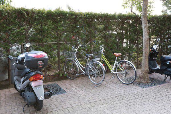 各戸2台分の自転車置場に、バイク置場55台分をご用意。 各戸2台分の自転車置場に、バイク置場55台分をご用意。