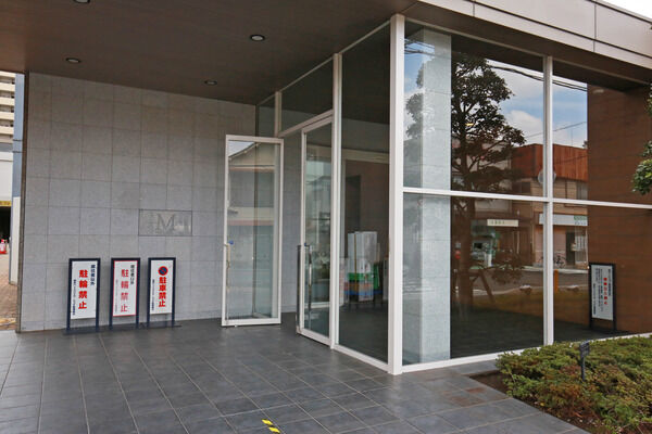 敷き詰められたタイルと洗練されたガラスウォールが品格を表すエントランス。