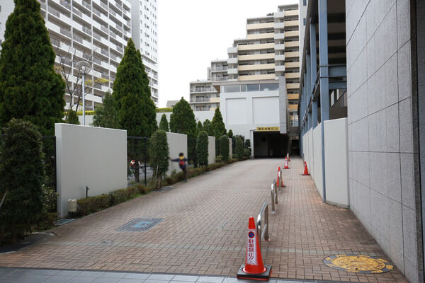 358台分の住戸用駐車場の他、ゲスト用の駐車場5台分を設置。