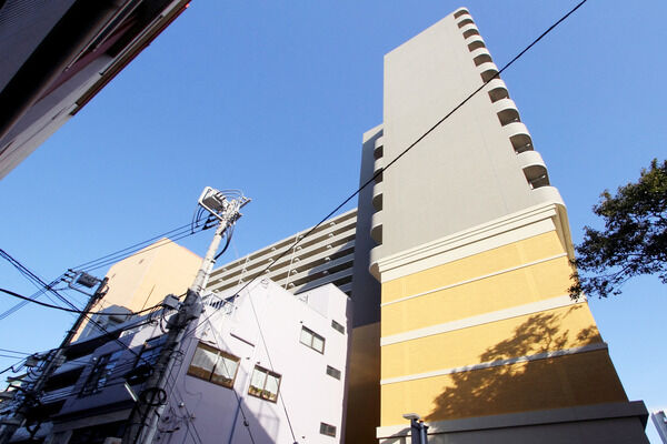 【パークスクエア船橋】白いタイルに包まれた外観が建物全体に軽みをもたせています。 【パークスクエア船橋】白いタイルに包まれた外観が建物全体に軽みをもたせています。