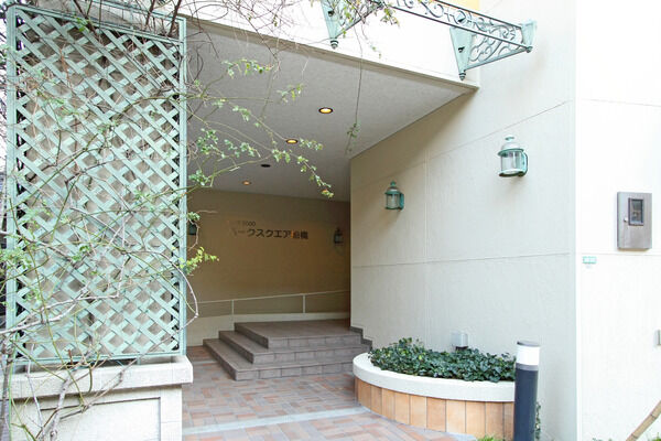 住宅専用エントランスは、リゾートホテルのパティオを連想させるデザイン。