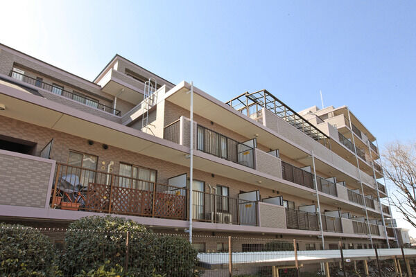 【松戸北小金パークホームズ】やわらかいい色みの外観が、安らぎの空間を演出します。 【松戸北小金パークホームズ】やわらかいい色みの外観が、安らぎの空間を演出します。