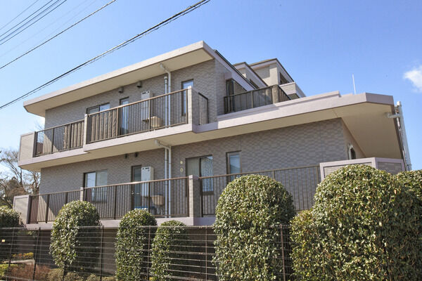 【松戸北小金パークホームズ】植栽とフェンスが、居住者のプライバシーを配慮しています。 【松戸北小金パークホームズ】植栽とフェンスが、居住者のプライバシーを配慮しています。