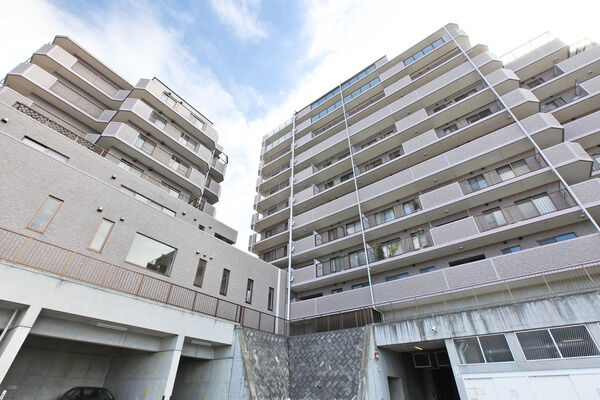 歩車分離で、安全に配慮した駐車場を地下に配置しています。