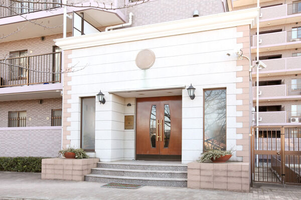 デザイン性に優れた瀟洒なエントランスが、居住者と来客をお出迎え。