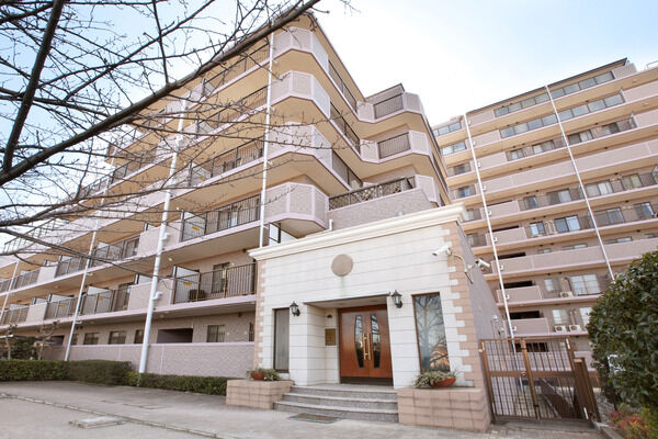 エントランスにはオーロックシステム・宅配ロッカーが設置されています。