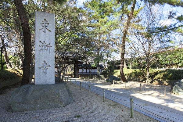 約140m（徒歩2分）には「東漸寺」、紫陽花が有名な「本土寺」などがあります。