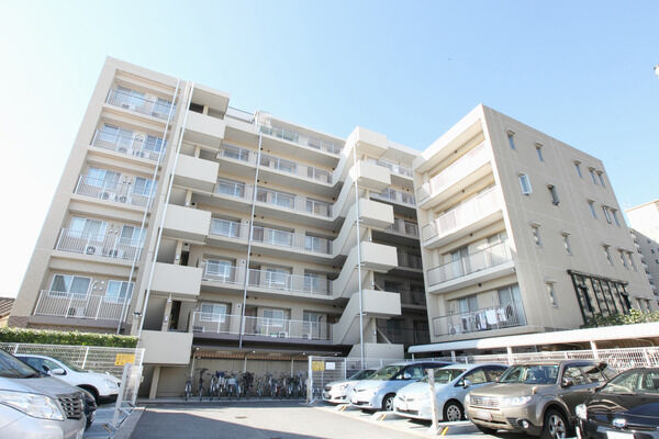 敷地内には、機械式3段駐車場・自転車駐輪場を配備しています。