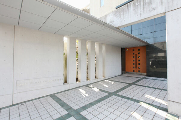 オートロックやセキュリティシステム、足元保安灯などが配置されています。