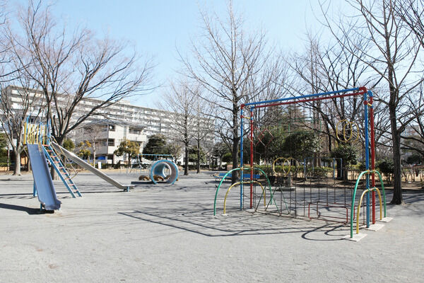 「新松戸中央公園」までは、約1,000m(徒歩12分）。