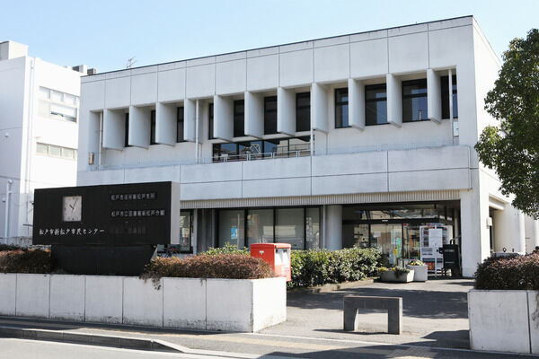 「松戸市役所」、「松戸市立図書館新松戸分館」までは、約1,000m(徒歩12分）。