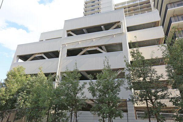 敷地北側には地上6階建の自走式駐車場(201台)を設置しました。 敷地北側には地上6階建の自走式駐車場(201台)を設置しました。
