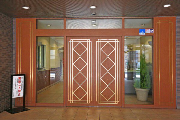 木調デザイン扉をあしらった、格調高い上質なメインエントランスです。