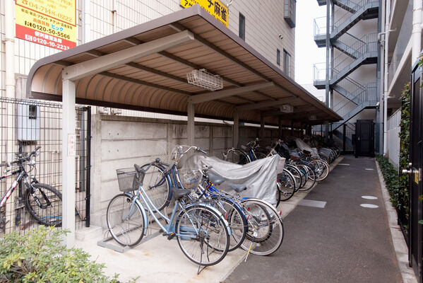 自転車置き場。敷地要所にセキュリティーフェンスを設置しました。