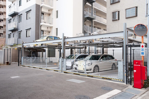 機械式駐車場は昇降横行式（地上3段・地下1段）。