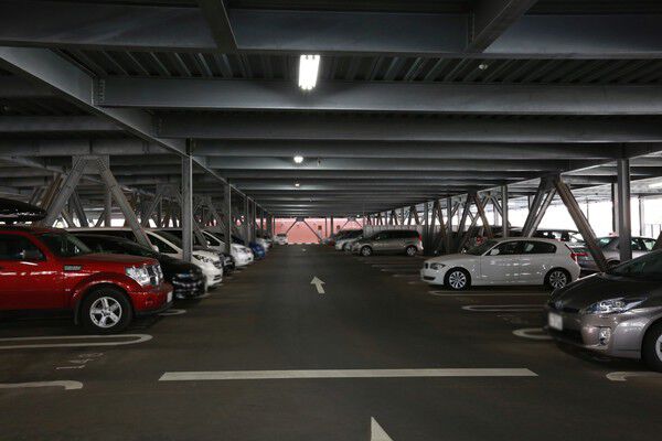 敷地内に車高の高いRV車にも対応できる平置・自走式駐車場を全戸分ご用意しました。