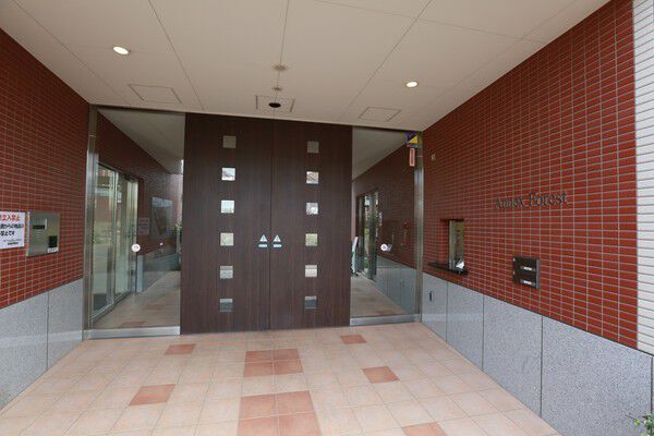 美しいエントランス「フォレストゲート」がオーナーの方をお迎えします。