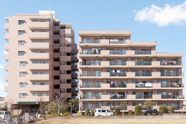 【南柏パークホームズウイングスクエア】2階段状のセットバックがある個性的なフォルム。 【南柏パークホームズウイングスクエア】2階段状のセットバックがある個性的なフォルム。