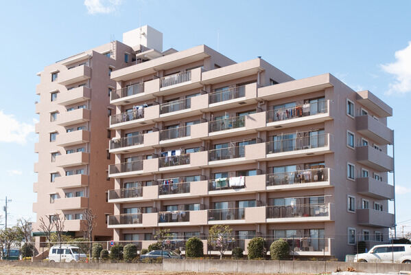 【南柏パークホームズウイングスクエア】住棟を包み込むように木々を配し、敷地内の結界性を高めました。 【南柏パークホームズウイングスクエア】住棟を包み込むように木々を配し、敷地内の結界性を高めました。