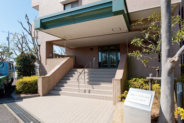 宅配ロッカーとオートロックシステムが設置されています。