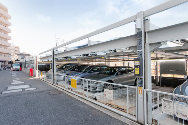 敷地内には機械式63台、平面8台収容の駐車場を設置・