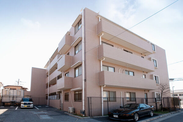 【南柏パークホームズ参番館】静かに佇む、低層4階建て重厚感のあるフォルム。 【南柏パークホームズ参番館】静かに佇む、低層4階建て重厚感のあるフォルム。