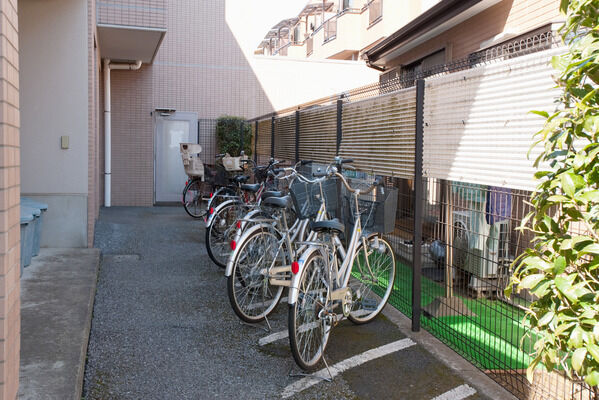 敷地内に美しく整頓された自転車置き場。