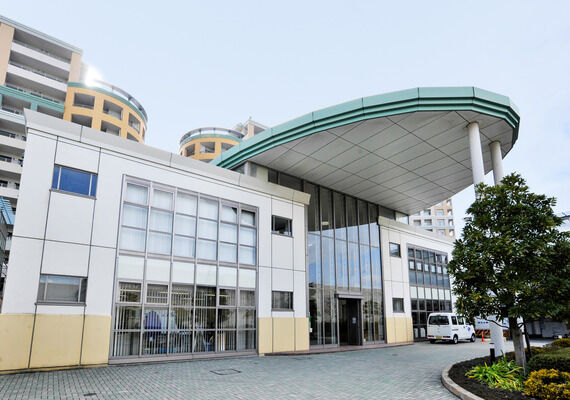 エントランスなど、共用部の随所に防犯カメラによる「非常時画像通報システム」導入。