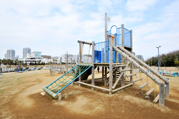 海が見え、ディキャンプも出来る「浦安市総合公園」は、約600m(徒歩8分）。