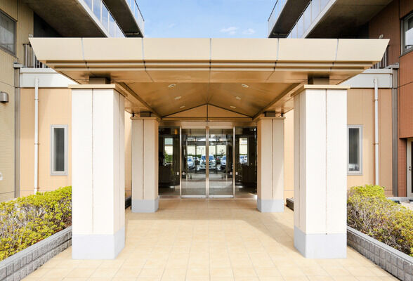 天然石を使用したリゾートホテルのようなエントランスには、オートロックを設置。