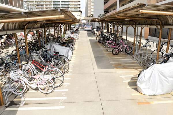 敷地内に設置された、自転車専用駐輪場。
