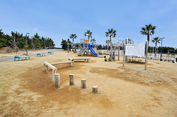 海が見え、ディキャンプも出来る「浦安市総合公園」は、約600m(徒歩8分）。