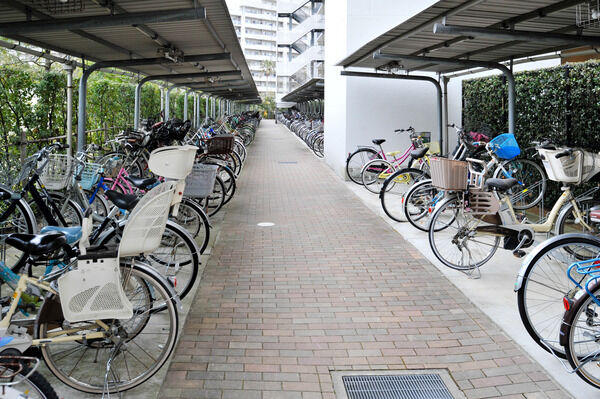 敷地内に設置された自転車専用駐輪場。 敷地内に設置された自転車専用駐輪場。