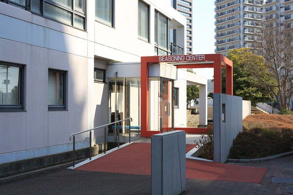 スロープを採用したエントランスアプローチ。