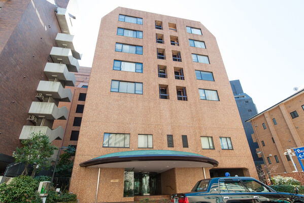 【一番町パークマンション】ブラウンが基調のモザイクタイルに美しいグリーンのルーフがアクセント。