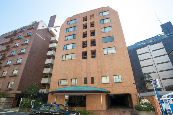 【一番町パークマンション】西側に皇居を臨み、独特の品格が溢れる街並みに溶け込む。