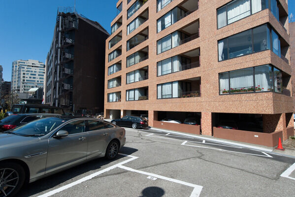 広々としたスペースを確保した付帯駐車場。