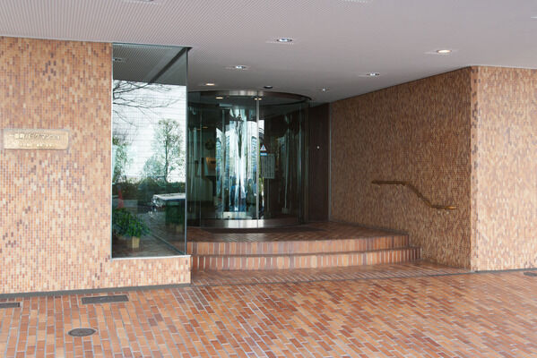 透明感あふれるクオリティ。全面ガラス張りのエントランスは特徴的な吹き抜け仕様。