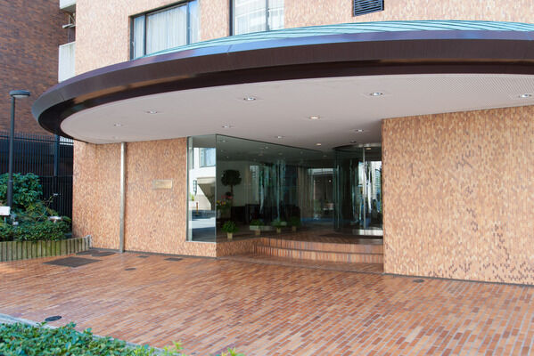 【一番町パークマンション】エントランスには、セキュリティに配慮しオートロック・監視カメラなどを設置。