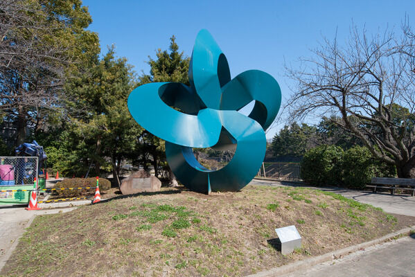 都内有数の桜の名所「千鳥ヶ淵公園」は約320m（徒歩4分）。