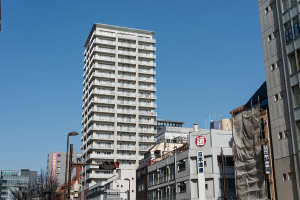 【パークタワー秋葉原】秋葉原の街が眼下に広がり、東京都心を広く見渡せる地上21階建ての佇まいです。