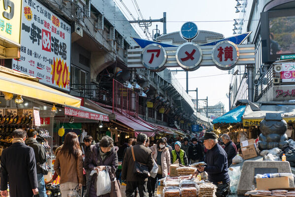 下町の情緒を味わえる「アメヤ横丁」までは、約800m。 下町の情緒を味わえる「アメヤ横丁」までは、約800m。