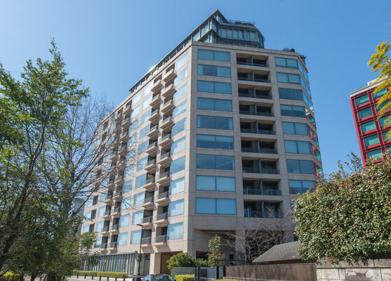 【パークマンション千鳥ヶ淵】上層階には大空に溶け込むような意匠のペントハウスが備わる。