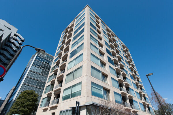 【パークマンション千鳥ヶ淵】2階から11階のファサードは天然石とガラスのコントラストで構成。