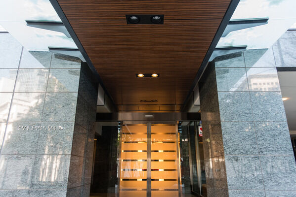 エントランスは、住まう方の美意識をほどよく刺激し、彩りを添えます。