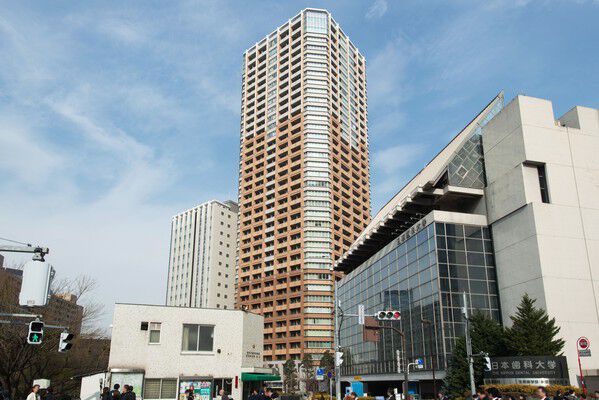 【プラウドタワー千代田富士見】「都市を重ね、歳月を重ねる」をコンセプトにつくられた飯田橋プラーノの一角。		