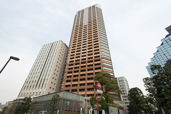 【プラウドタワー千代田富士見】事務所棟との間で、空間の表情を刻々と変える「風のガレリア」。		