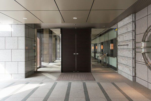 メインエントランスは、事務所棟とは反対側の落ち着きあるスペースに。 メインエントランスは、事務所棟とは反対側の落ち着きあるスペースに。